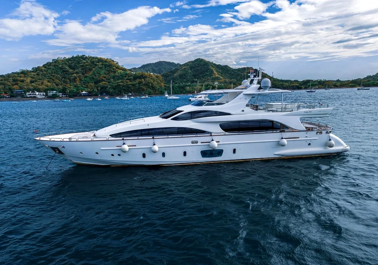 Yate a motor navegando junto a islas boscosas Yate a motor navegando junto a islas boscosas