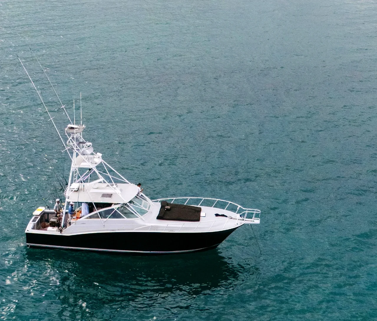 Embarcación de pesca deportiva vista desde arriba en mar abierto