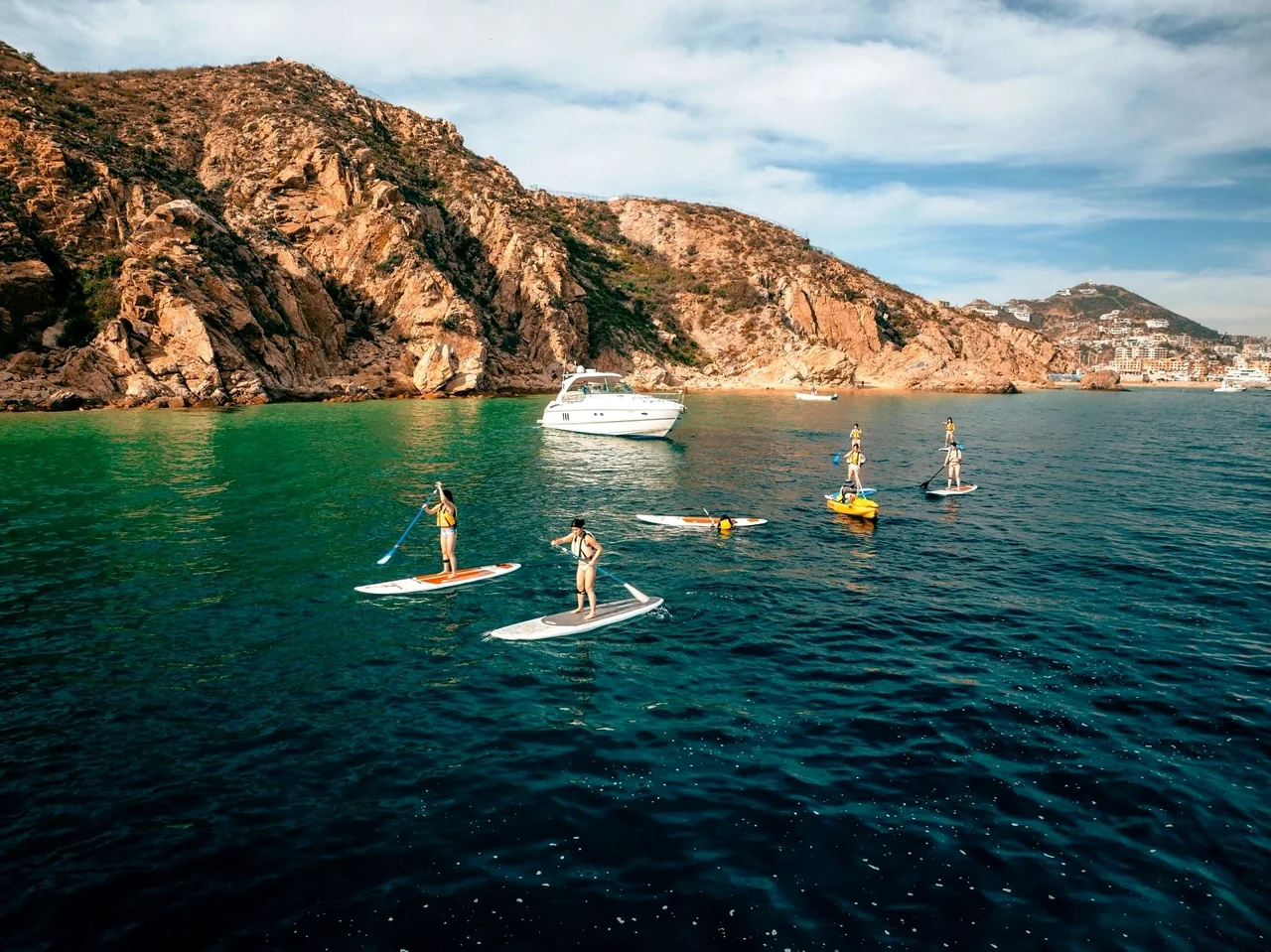 Barcos fondeados junto a la costa rocosa de Baja