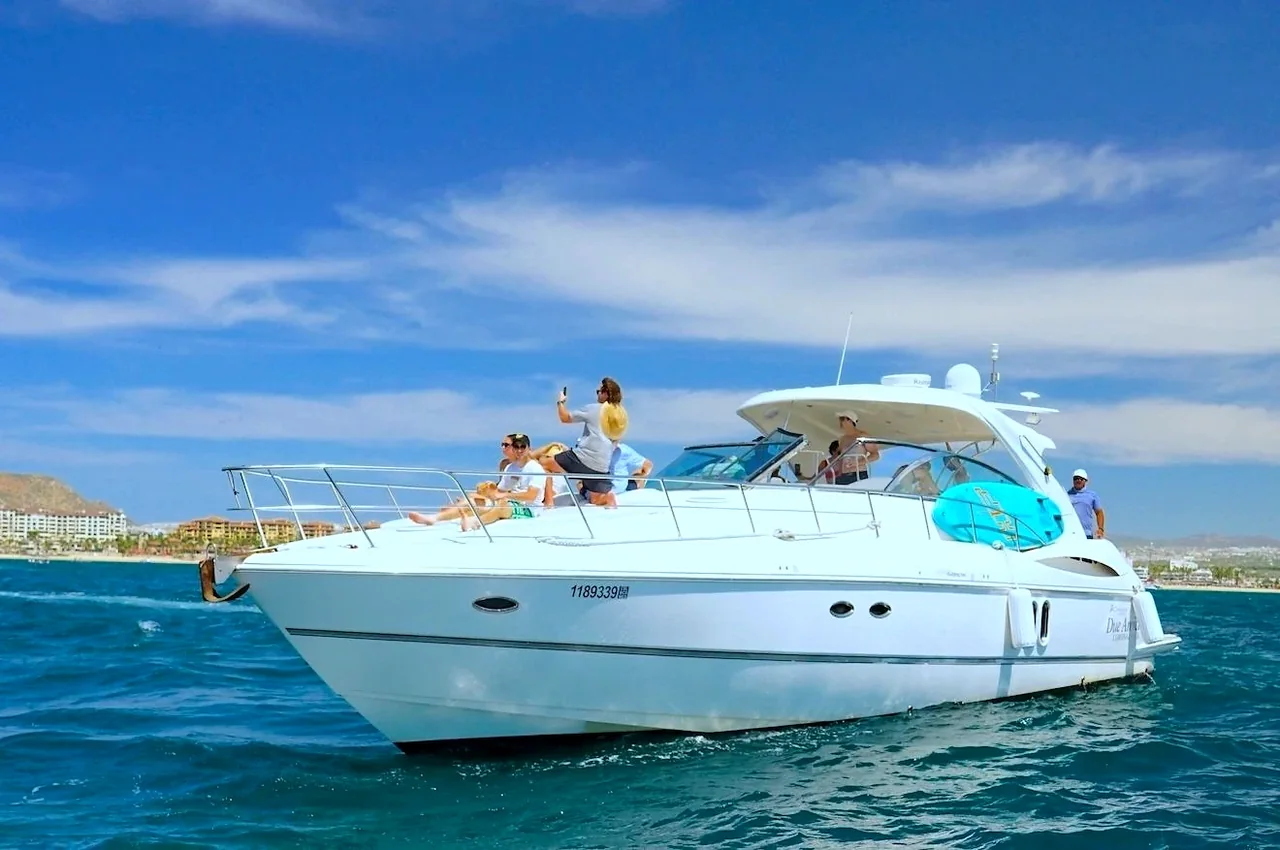 Yate a motor navegando cerca de una costa montañosa