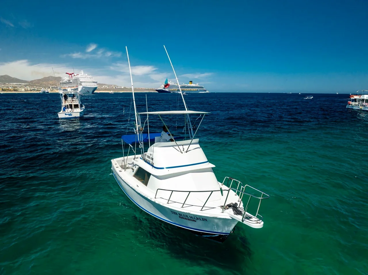 Embarcación de pesca deportiva fondeada