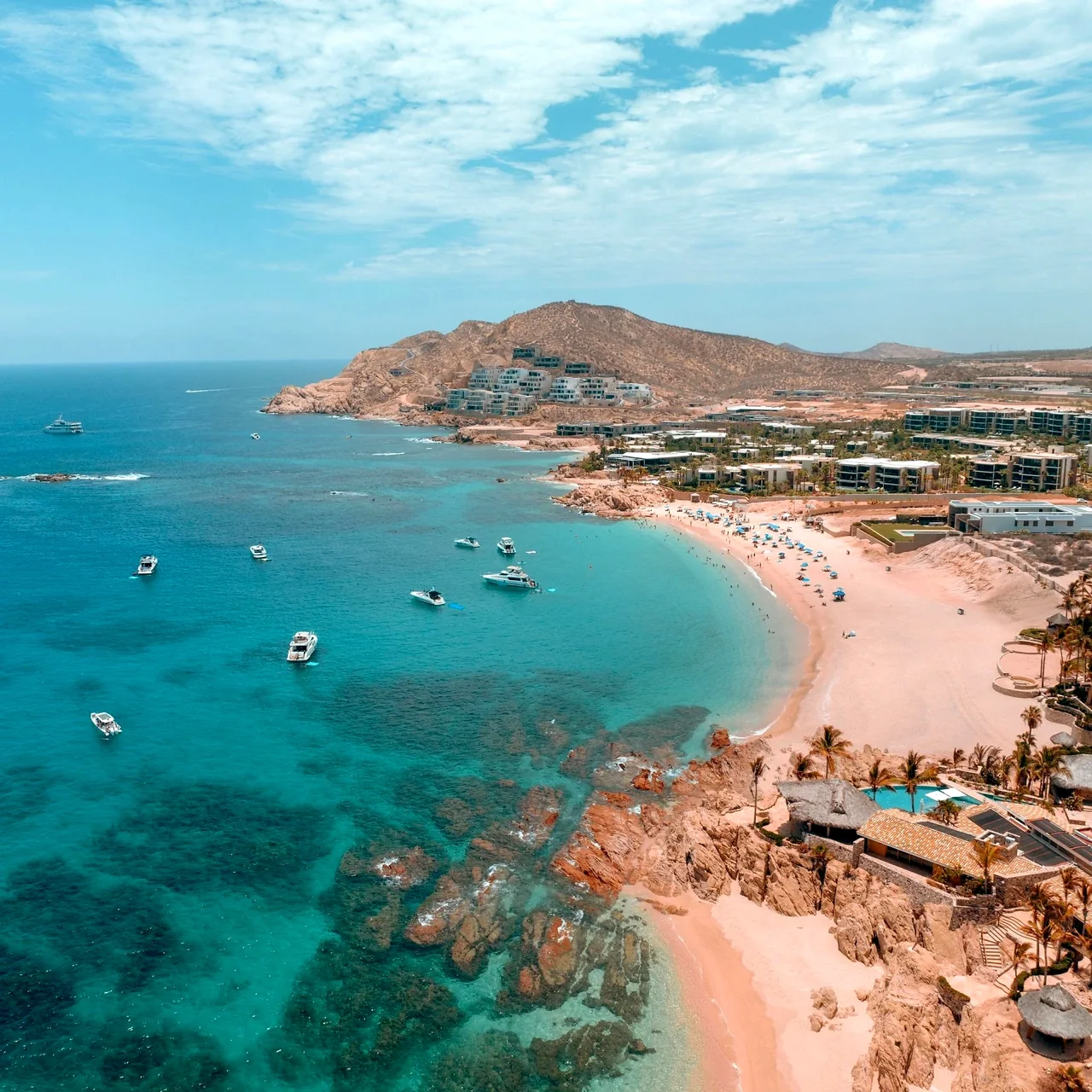 Vista aérea de la costa y la playa de Cabo