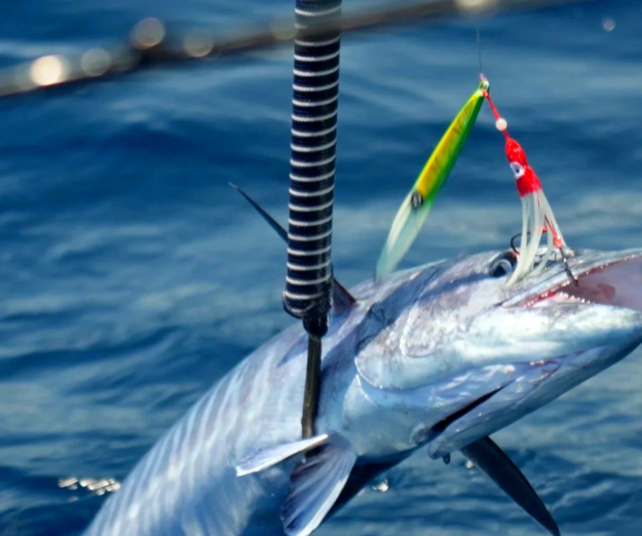 Señuelo de pesca junto a la barandilla de una embarcación