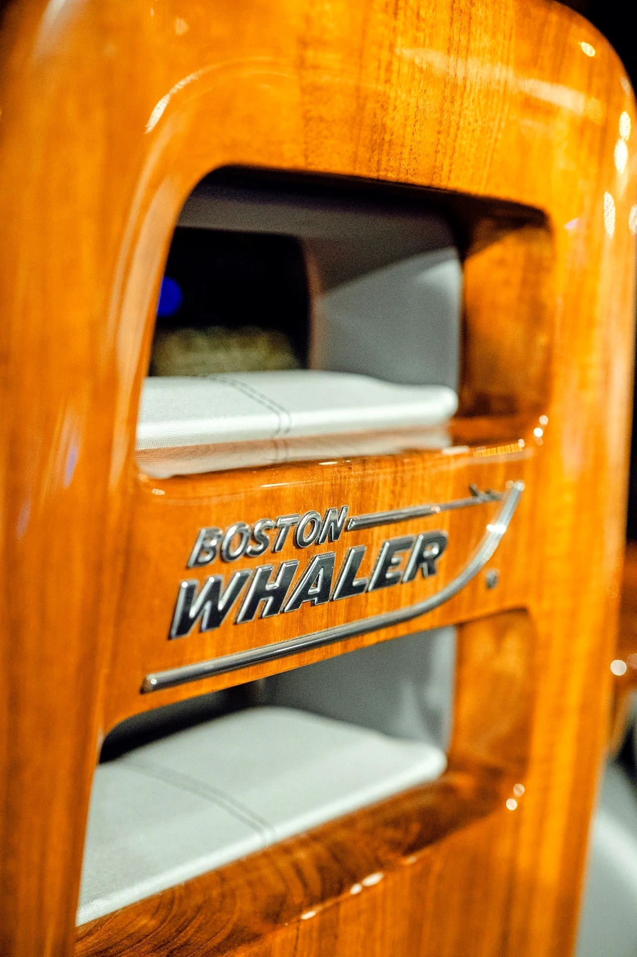 Emblema de Boston Whaler sobre una moldura de madera Emblema de Boston Whaler sobre una moldura de madera