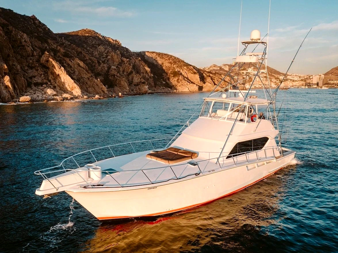 Embarcación de pesca deportiva fondeada junto a acantilados