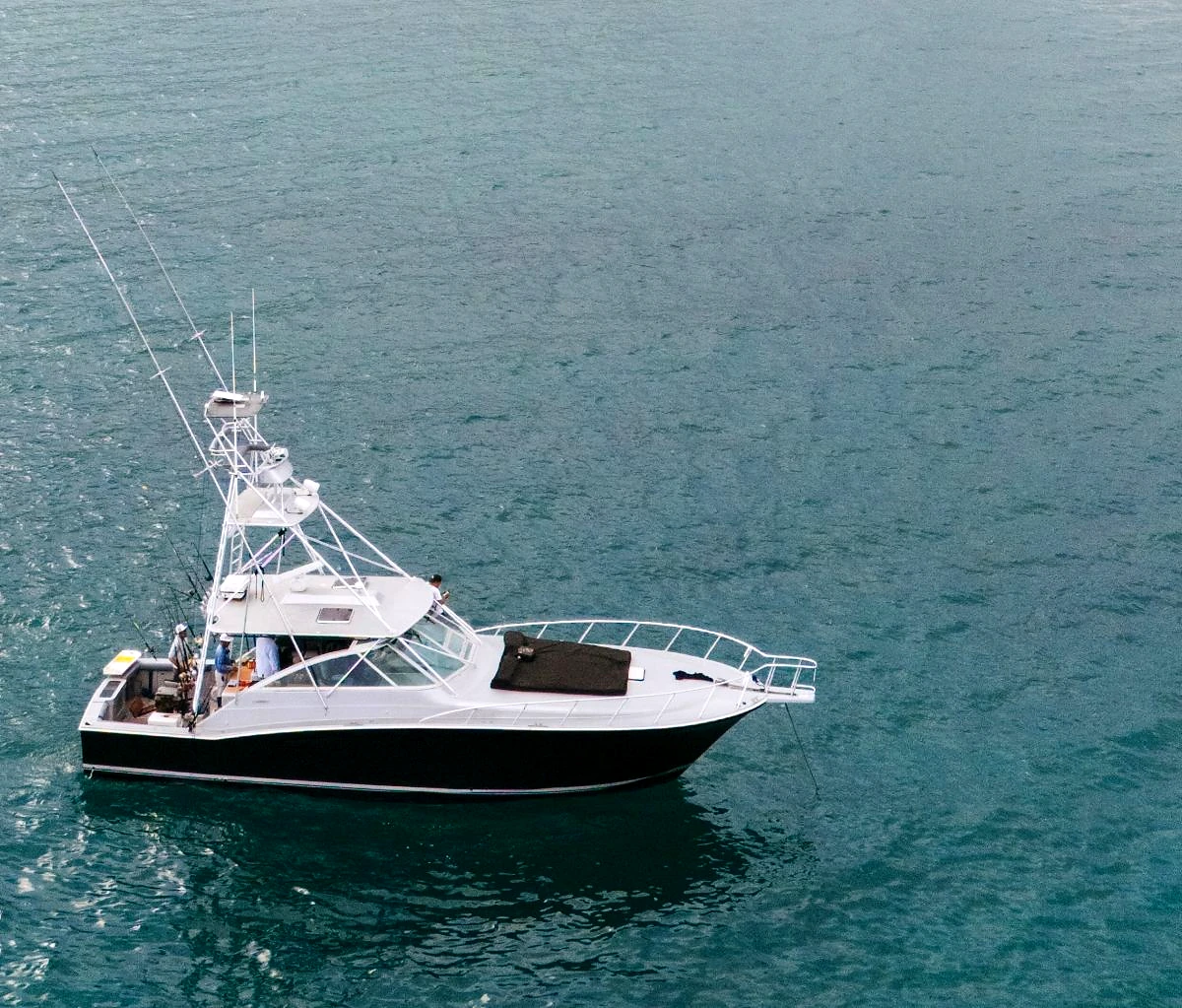 Embarcación de pesca deportiva vista desde arriba en mar abierto