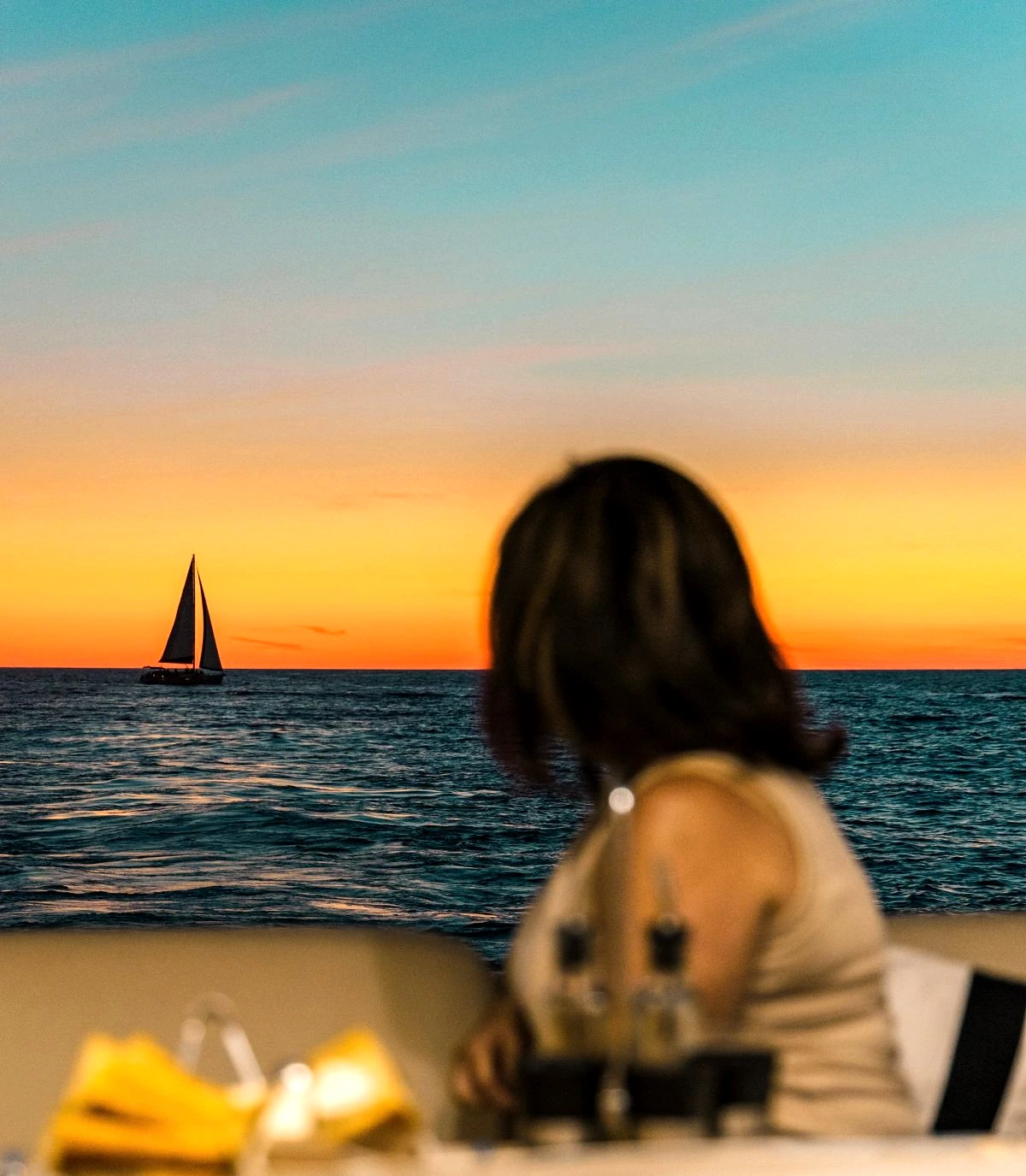 Cena frente al mar al atardecer Cena frente al mar al atardecer